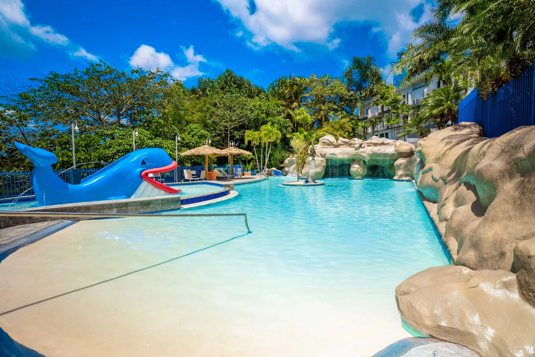Piscina y área recreativa de Hotel Vista Azul